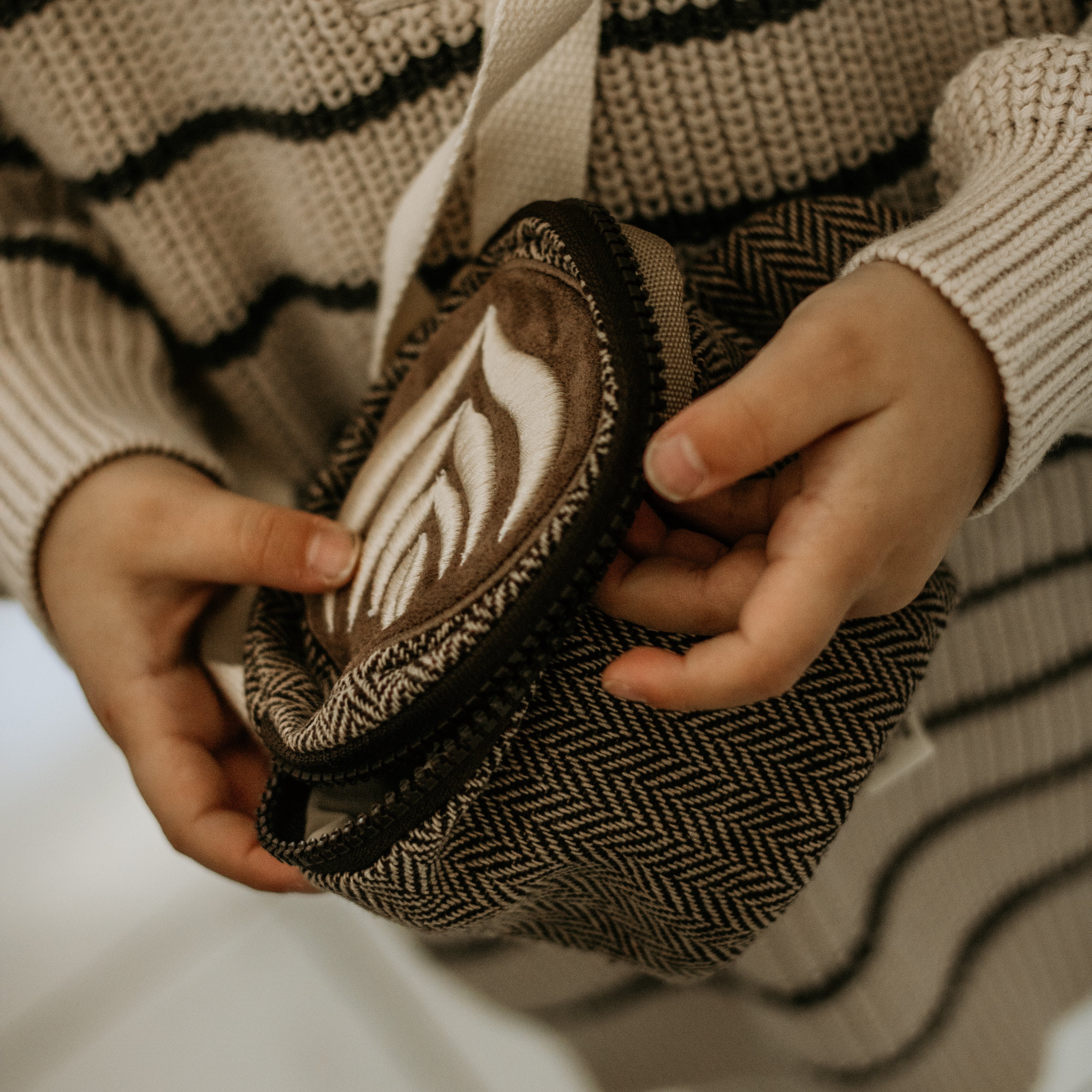 CAFE HOPPER sling bag - Image 12